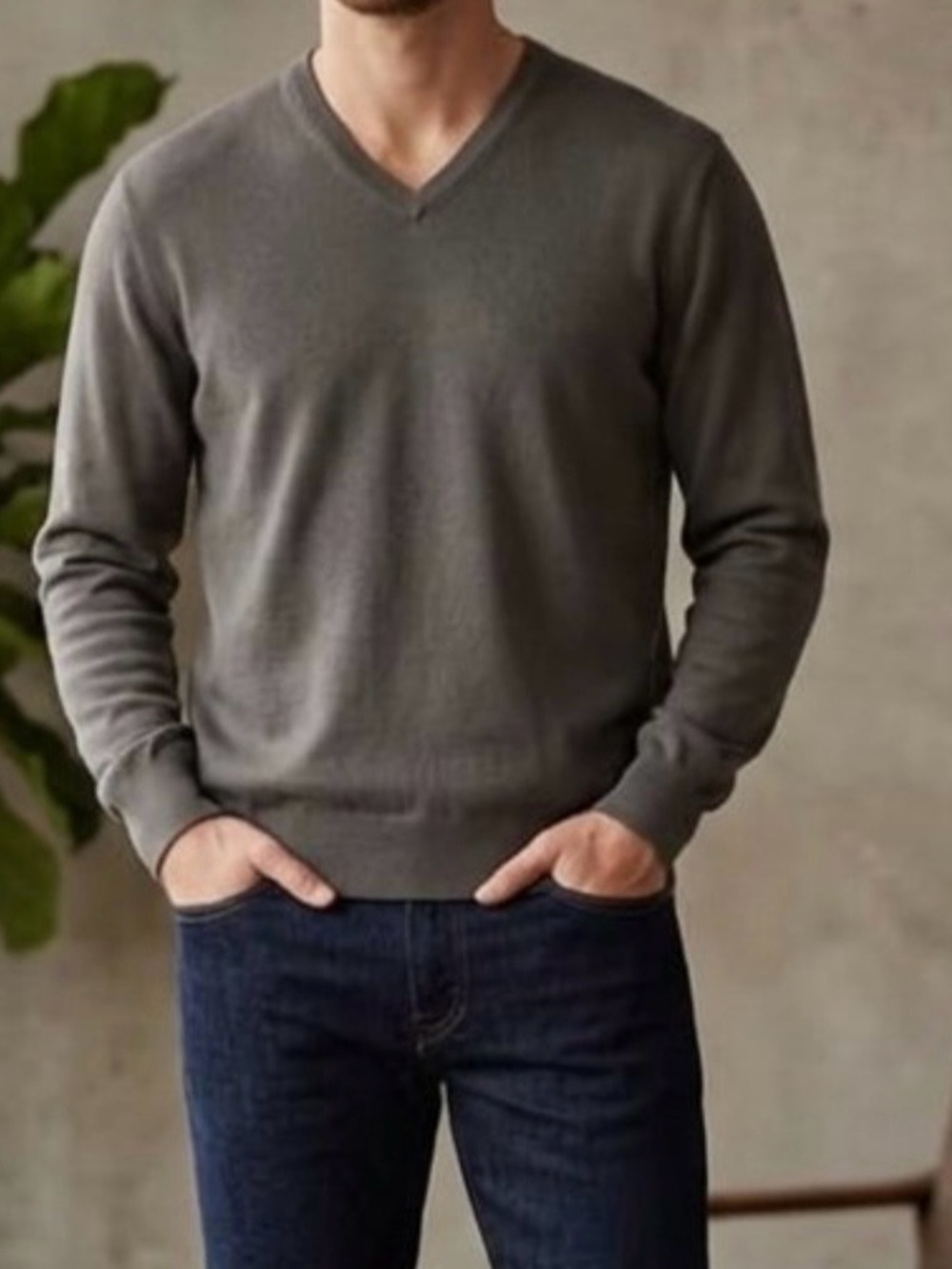Club Monaco Charcoal Dark Grey V-Neck Wool Sweater Large